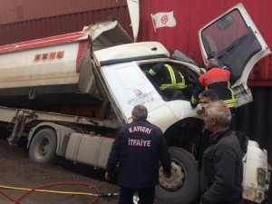 Konteynere çarpan kamyonda sıkışan sürücü yaralandı