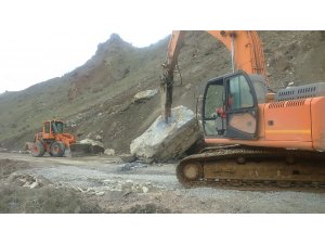 Hakkari - Van karayoluna dev kayalar düştü
