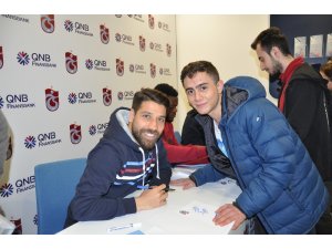 Trabzonsporlu oyuncular imza gününe katıldı