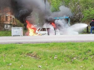Seyir halinde alev alan otomobil hurdaya döndü