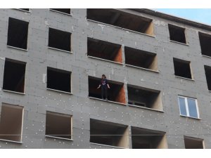İntihar girişiminde bulunan genç kızı babası vazgeçirdi