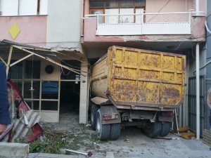 Kamyon kahvehaneye daldı: 2 ölü, 6 yaralı