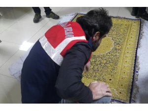 Altın ve yakut işlemeli halıyı satarken suçüstü