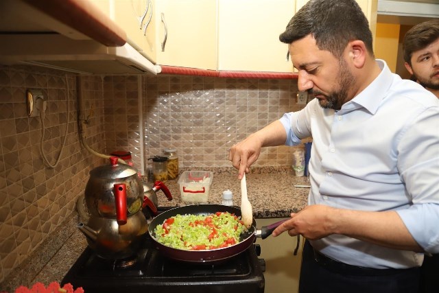 Öğrenciler istedi, başkan menemen yaptı