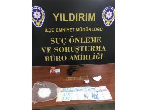 Polisten kaçan araçtan 20 bin liralık uyuşturucu çıktı