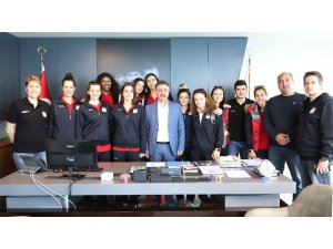 Bayraklı’nın kızlarından rakiplerine gözdağı
