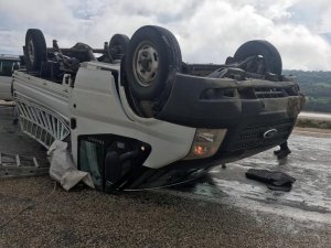 Kaygan yolda devrilen kamyonet ters döndü