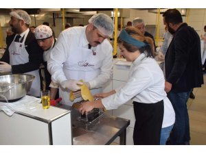 Rektör Prof. Dr. Çomaklı pişirdiği makarnayı öğrencilerle paylaştı