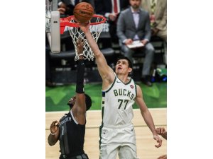 Ersan’lı Milwaukee, Detroit’e karşı 2-0 öne geçti