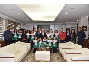 Kazandıkları kupayı Başkan Kayda’ya götürdüler