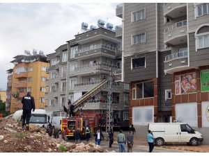 Yangında mahsur kalanları itfaiye kurtardı