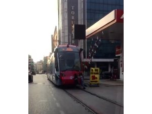 Tramvayın arkasına tutunup metrelerce kaydılar