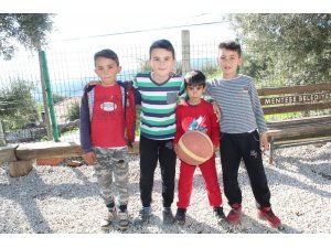 24 yıldır futbol sahası bekliyorlar