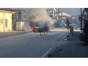Seyir halindeki otomobil alev alev yandı