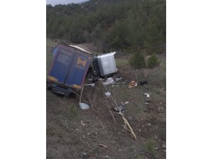 Sinop'ta tır devrildi: 1 ölü