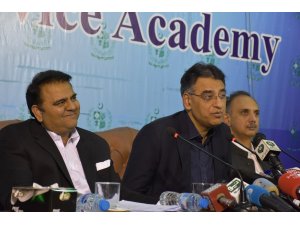 Pakistan Maliye Bakanı istifa etti
