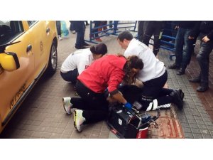 Direksiyon başında seyir halindeyken kalp krizi geçiren taksici önce bariyere ardından kadına çarptı