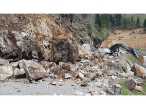 Dereli-Şebinkarahisar yolunda heyelan