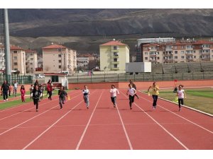 Minik atletler birinci gelebilmek için var güçleriyle koştu