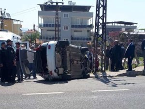 Nazilli’de Tır’ın çarptığı otomobil devrildi
