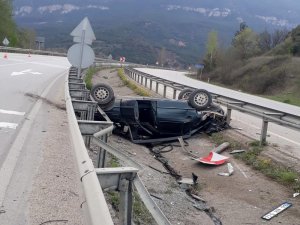Yoldan çıkan otomobil takla atarak refüje düştü
