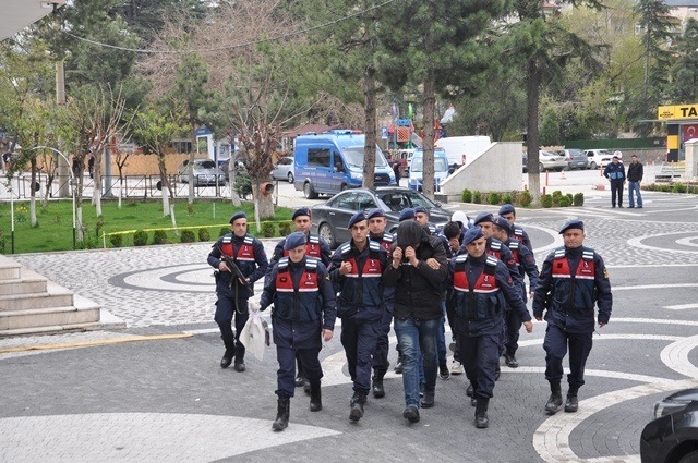 Okulu soyan hırsızlar yakalandı