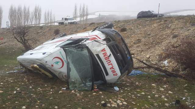 Karaman'da ambulans devrildi: 3 yaralı