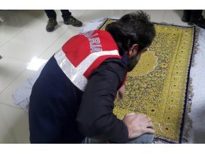 Gümrük kaçağı halıyı jandarma satmak isteyince yakalı ele verdiler