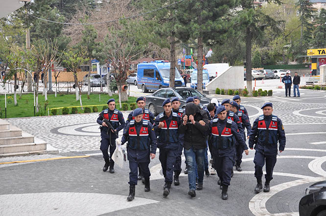 Okulu soyan hırsızlar yakalandı