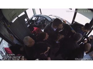 Minibüs şoförü ile yolcu arasındaki kavga kamerada