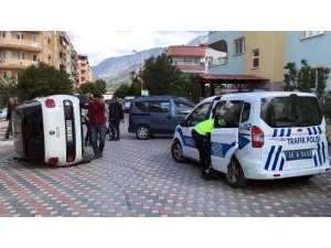 Otomobilin çarptığı park halindeki araç yolda yürüyen yayayı yaraladı