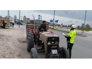 Polis traktör sürücülerini bilgilendirdi