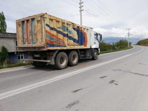 Yolun karşısına geçmek isteyen çocuğa kamyon çarptı