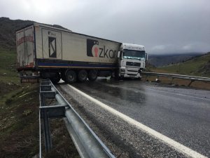 Yoldan çıkan tır bariyerlere çarptı