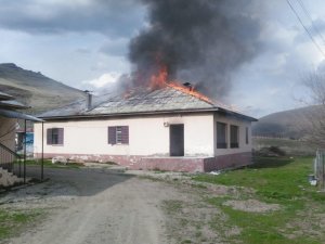 Eşiyle tartışıp annesinin evini yaktı