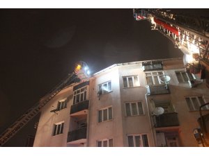 Eyüpsultan’da bir apartman çatısı alev alev böyle yandı