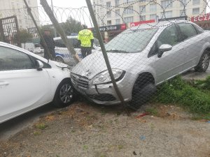 Önce sola dönmek isteyen araca çarptı, sonra otoparka daldı