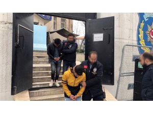 Akaryakıt istasyonunu basan maskeli ve silahlı şahıslar yakalandı