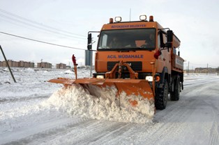 Halkapınar'da yılın ilk karı yağdı