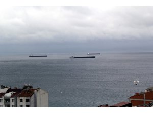 Karadeniz'de olumsuz hava nedeniyle yük gemileri Sinop Limanı'na sığındı
