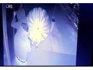 Montla şemsiyeyle gizlendiler, yine de yakalandılar