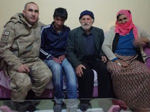 Jandarma ekipleri zihinsel engelli kayıp genci ailesine teslim etti
