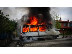 İçerenköy’de 3 araç cayır cayır yandı