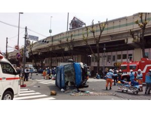 Japonya’da araç yayaların arasına daldı: 2 ölü