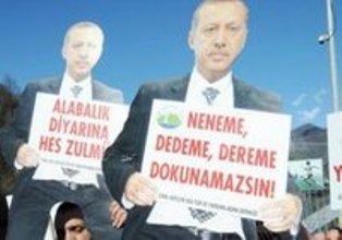 Tayyip Erdoğan omuzlarda (!)