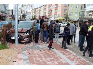 Çocuklara çarpmak istemeyen sürücü otomobile çarptı: 2 yaralı