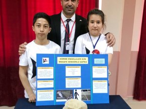 Ortaokul öğrencileri görme engelliler için titreşimli şapka yaptı