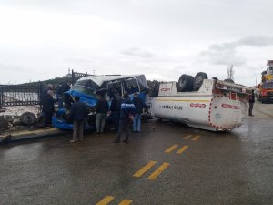 Mazot yüklü tanker dolmuşa çarpıp takla attı: 1 yaralı