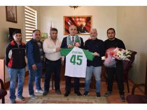 Salihli’e taraftarlardan Kaymakam Kılıç’a forma