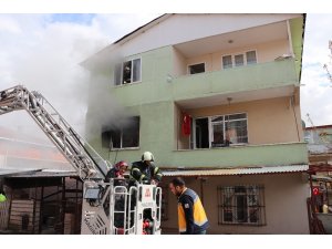 Elektrik sobasından çıkan yangında 4 kişilik aile son anda kurtuldu